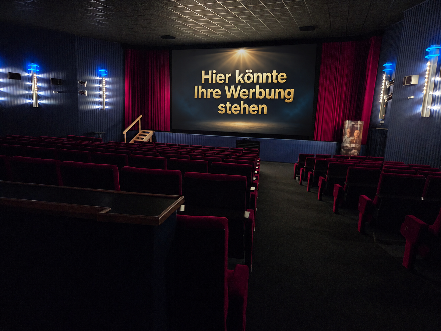 Kinosaal-Leinwand mit Hinweis Hier könnte Ihre Werbung stehen